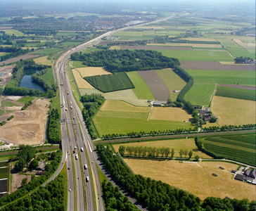 840441 Luchtfoto van de A12 bij Bunnik, met links Plas Vechten en rechts Fort Vechten, vanuit het zuidwesten.